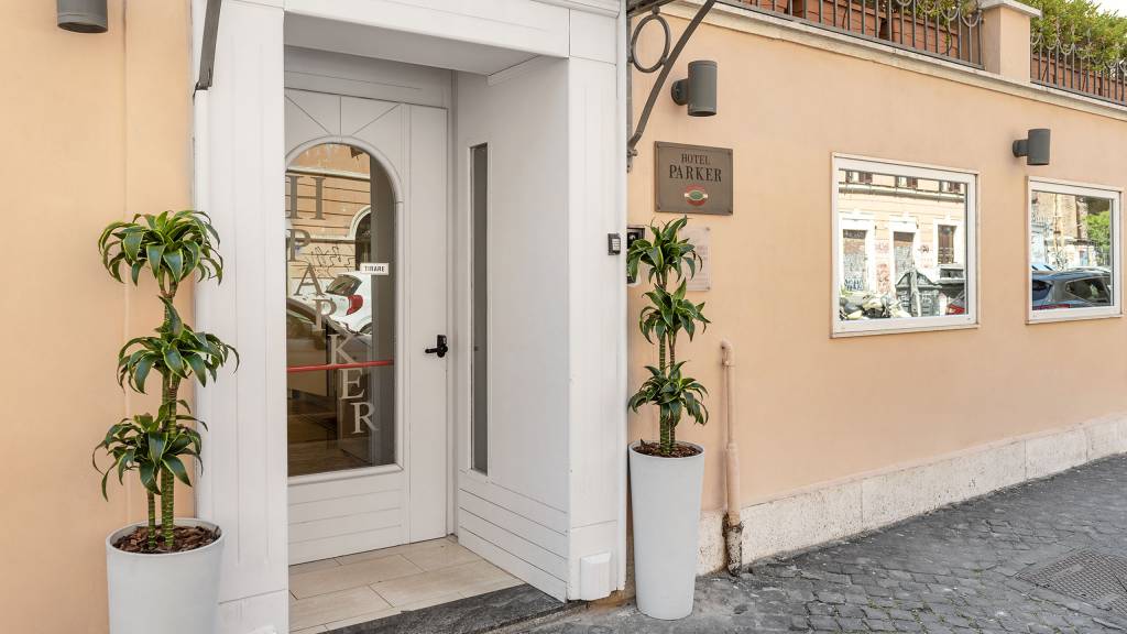 Hotel-Parker-Roma-Ingresso-VL9-2982